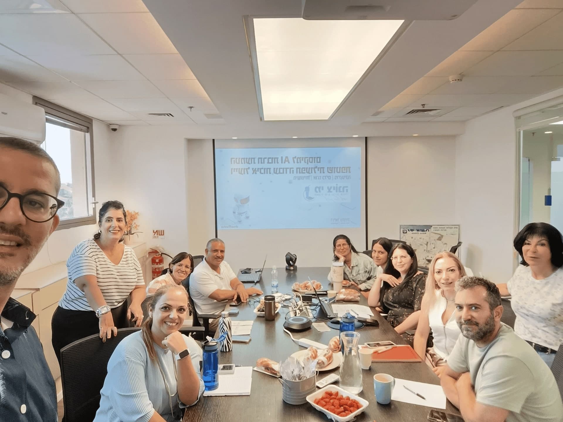 דניאל נחמיה עם צוות תאגיד מים בסדנת בינה מלאכותית